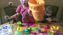 Плэй до играют дети.Мальчик и девочка играют в пластилин Play Doh new