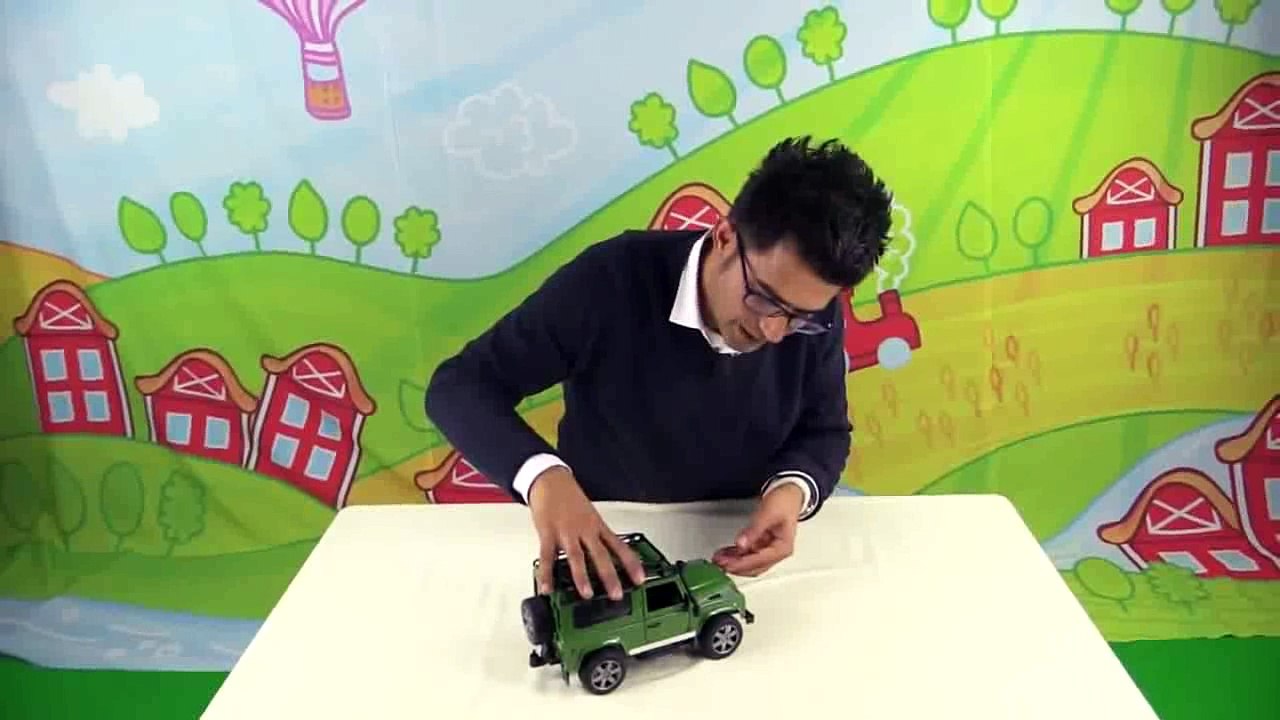 Çocuk gibi oyuncak oynayan adam - Bruder Jeep Land Rover
