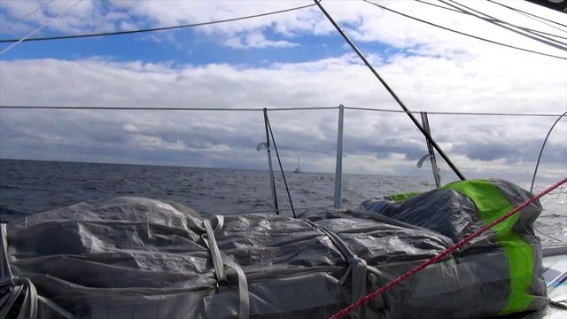 Armel Le Cléac'h croise un catamaran de croisière / Vendée Globe