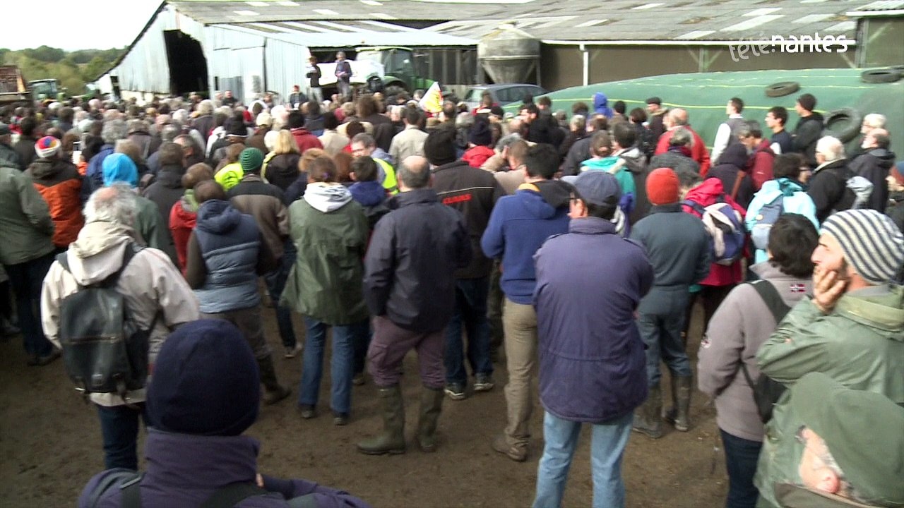 Notre-Dame-des-Landes : une barricade de "tracteurs vigilants"