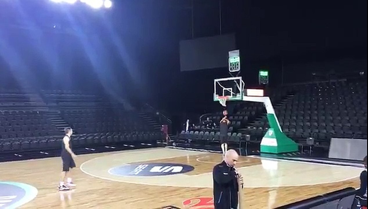 Les joueurs de Bamberg inscrivent 5 paniers de suite du milieu du terrain !
