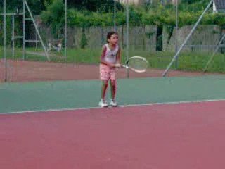 séréna, joueuse calédonienne de tennis de 7 ans