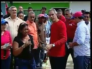 Una mujer pasa momento incomodo cuando es obligada a hablar en cadena nacional