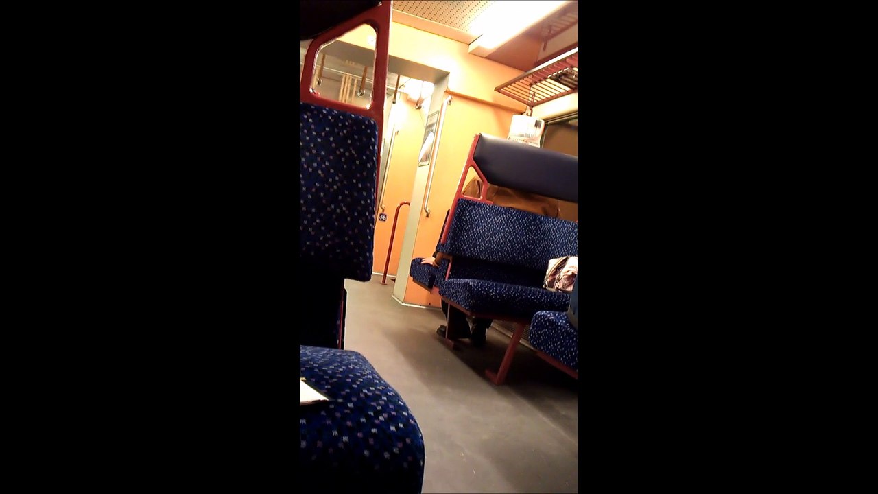 Mann mit Kübel am Kopf bei Haltestelle Langenzersdorf