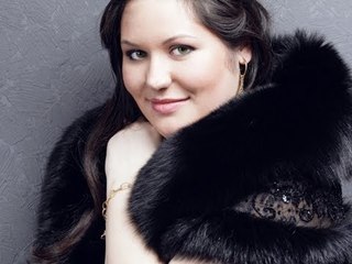 As A Full-Figured Woman, How Do I Dress So Men Find Me Attractive?