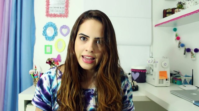 Elle applique de la colle chaude sous une verre! Attendez de voir ce qu'elle en fait!