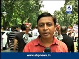 BJP workers demonstrate with onions in front of Delhi CM's residence