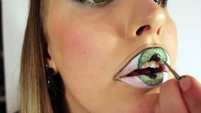 Elle trace une ligne au dessus de sa lèvre! Vous n'en croirez pas vos yeux en voyant le résultat!