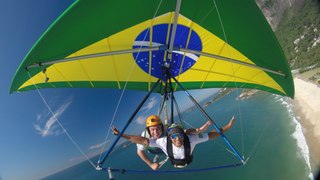 Aline Riscado voando com o piloto oficial do Rio
