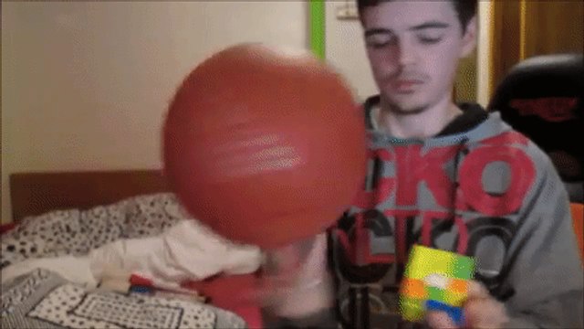 Genius Solves Rubik's Cube While Spinning Basketball