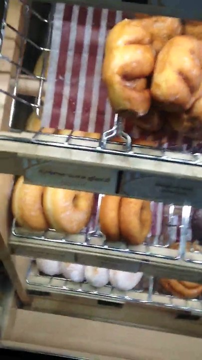 Il Filme SA dans un Tim Horton au Québec ! Dégoûtant ! OUFF