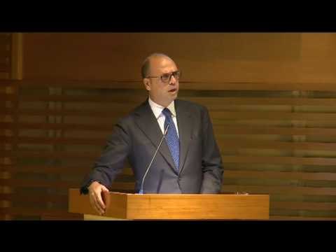 Roma - Renzi interviene alla Scuola Forze di Polizia (09.11.16)