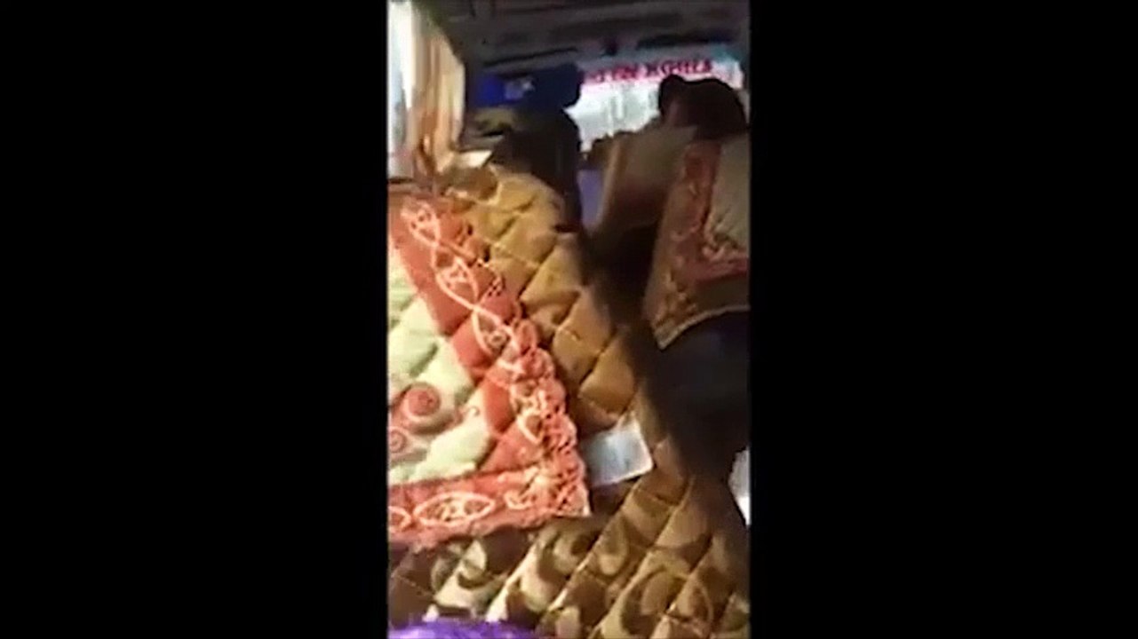 Tài xế xe khách đấm người phụ nữ có con nhỏ gây phẫn nộ