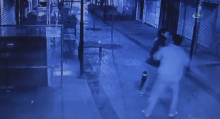 Tartıştığı Kız Arkadaşını Sokak Ortasında Tokatla Yere Serdi