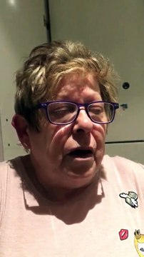 Une dame essaye de prononcer The Walking Dead