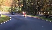 Un pilote fait le tour du Nürburgring en voiture sur deux roues