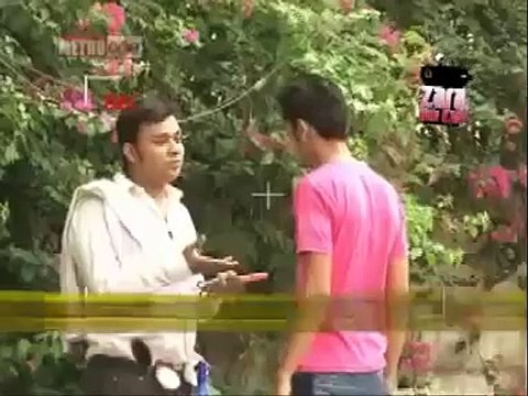 Zara Hut Kay - Hair Dresser On Road - Pakistani Funny Videos