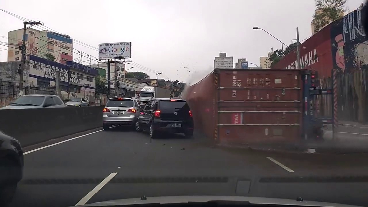 Un camion se retourne en pleine autoroute... Impressionnant