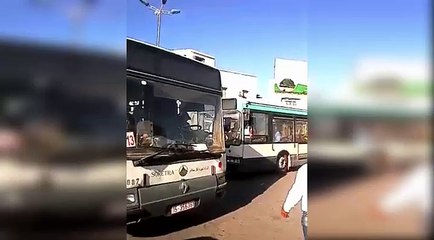 الفيديو..سائق يقود الحافلة و يسلم المقود لطفلة صغيرة في صفاقس