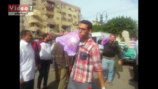 إقبال كبير من أهالى طنطا على شراء السلع المدعمة بأحد منافذ وزارة الداخلية