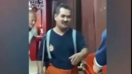 Trăn khổng lồ lao xuống từ trần nhà, khách hàng náo loạn