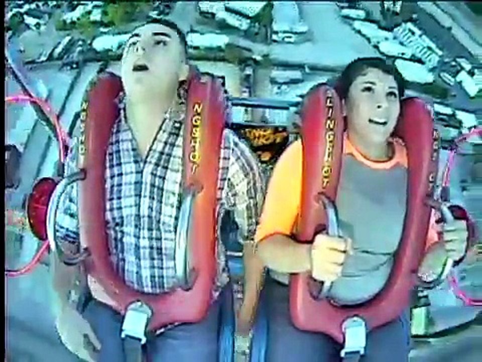 Il s'évanouit à plusieurs reprises dans un slingshot... et il est mort de rire
