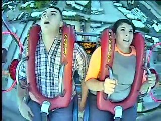 Il s'évanouit à plusieurs reprises dans un slingshot... et il est mort de rire