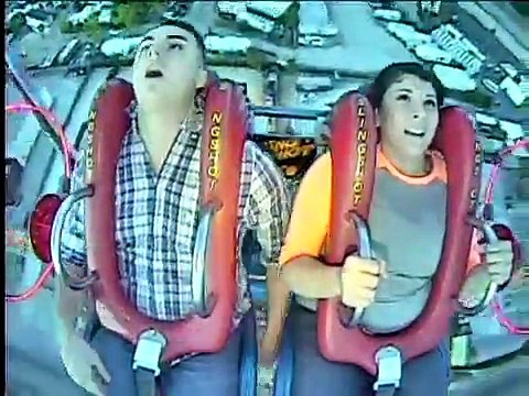 Il s'évanouit à plusieurs reprises dans un slingshot... et il est mort de rire