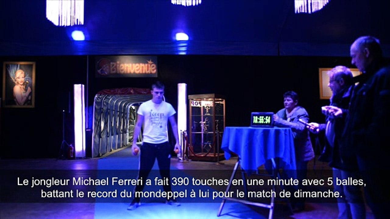 Le jongleur Michael Ferreri a fait 390 touches en une minute avec 5 balles