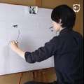 Cet artiste japonais dessine simultanément deux portraits séparés