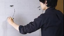 Cet artiste japonais dessine simultanément deux portraits séparés