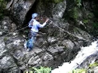 Justine franchit le Nant Rouge à l'Escaladventure