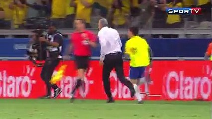 Os festejos de Tite, treinador do Brasil na vitória frente a Argentina