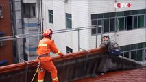 Así rescataron a un ebrio que intentó lanzarse de un edificio