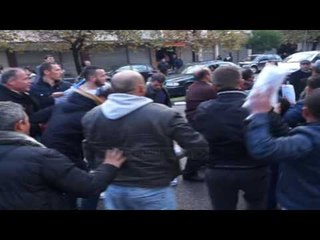 Shitësit ambulantë të duhanit përplasen me Antikontrabandën - Top Channel Albania - News - Lajme