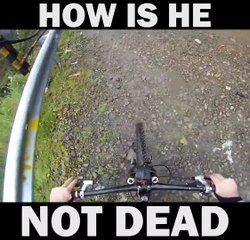 Der Typ fährt einfach den Abhang hinunter :O