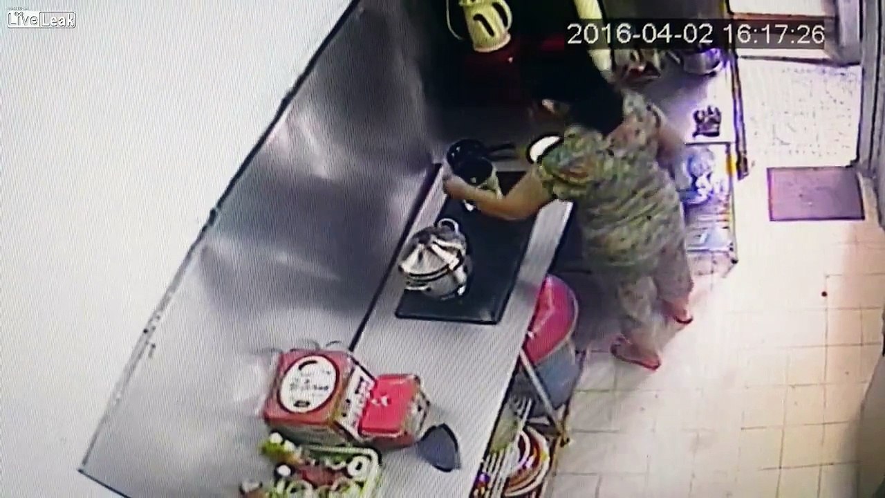 Mujer se quema al Cocinar