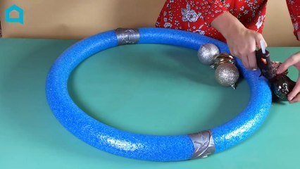 Elle colle ensemble 2 nouilles de piscine! C'est tellement beau qu'on a peine à croire que c'est fait maison!