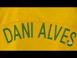 100 jogos: Dani Alves ganha camisa comemorativa da Seleção Brasileira