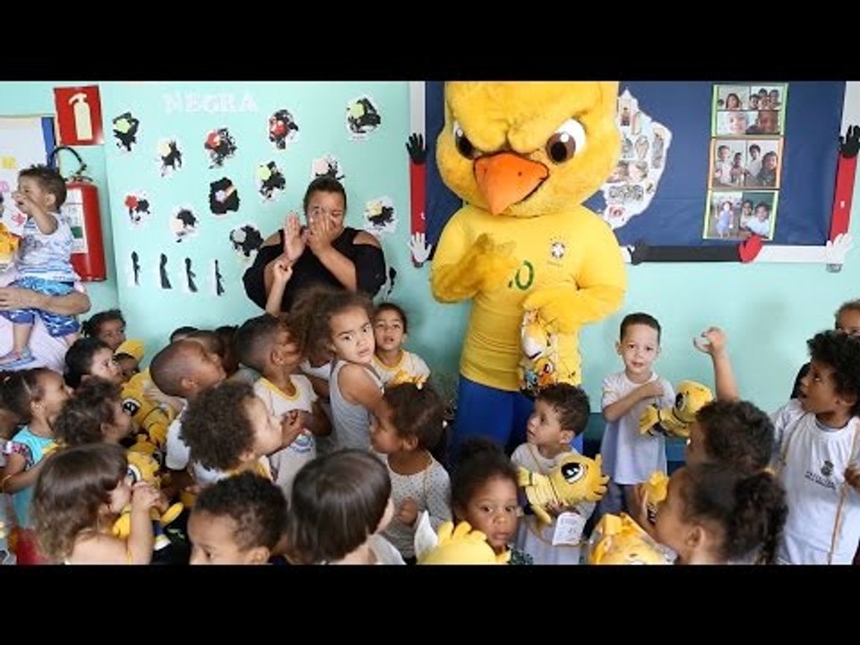 Canarinho visita crianças de projeto social em Belo Horizonte