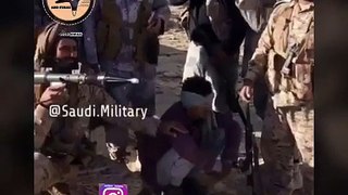 شاهد اسير حوثي في يد وحوش الجيش السعودي اثناء تسلله لقرية القرن -الخوبه كفو بيض الله وجيهكم