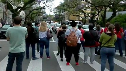 Em Porto Alegre, polícia usa bombas de gás para dispersar protesto