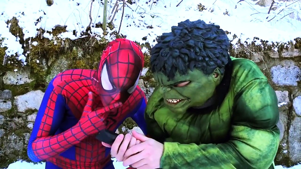 SERPIENTE Y CONGELADO ELSA VIDEOS HISTORIA DEL HOMBRE ARAÑA SUPERHÉROES EN LA VIDA REAL