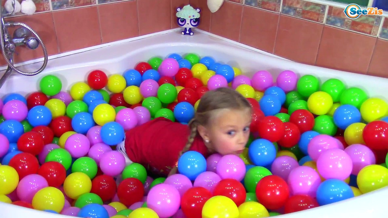 Ярослава - Ищем СЮРПРИЗЫ из Мультфильма Тролли 2016 ВАННА с ШАРИКАМИ Игрушки Тролли Trolls