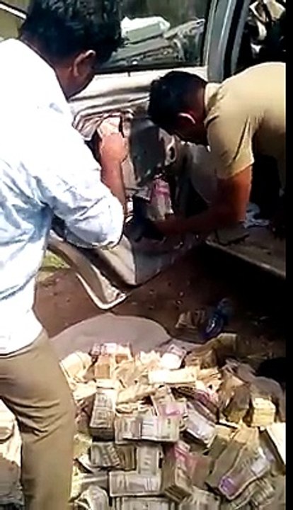 Indian police found bundle and bundle black money in car