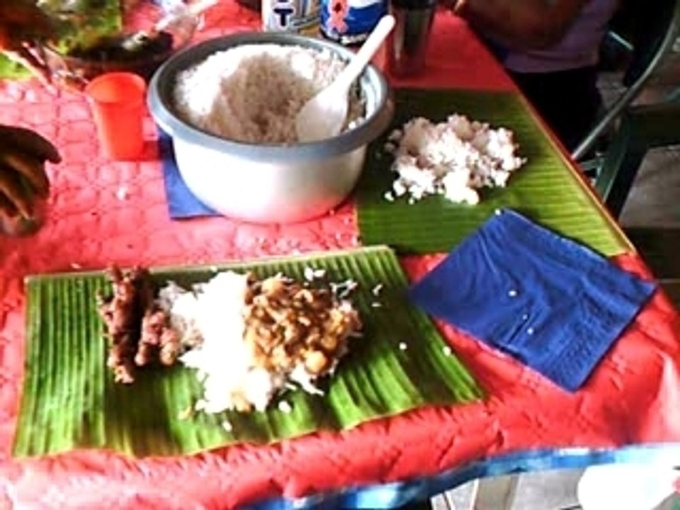 Repas feuilles bananes femmes