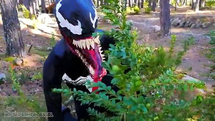 Video herunterladen: New Spiderman vs Venom in Real Life - Frozen Elsa saves Kidnapped Spiderman - Superheroes Fun Movie