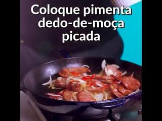 Linguiça calabresa flambada na cachaça