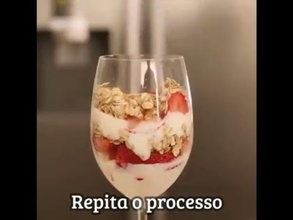 Parfait de iogurte com aveia, mel e morangos