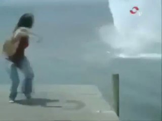 恐怖！！巨大うなぎがペットをパクリ。